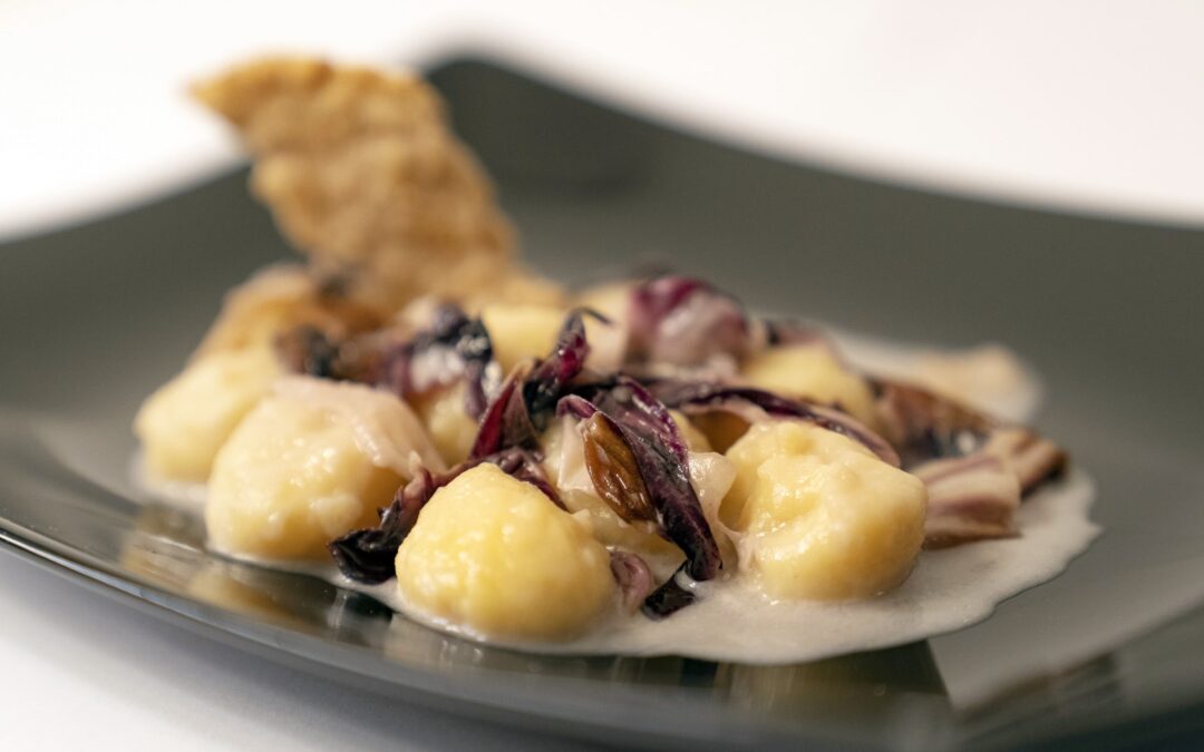 Gnocchi di Schüttelbrot con radicchio e formaggio